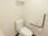 清潔なトイレには使いやすいよう手すりが設置されている。緊急時のコールボタンも設置されていて安心して生活する事が出来る。