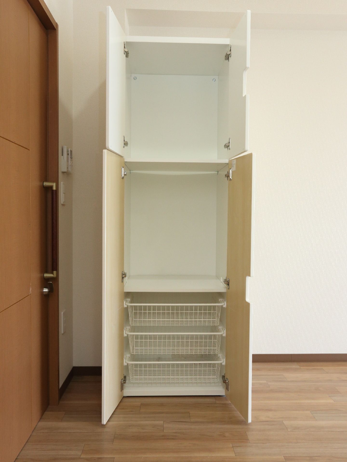 お部屋には色々なものを収納していただけるよう、棚が設置されている。いくつかに区切られていて、便利につかうことが出来る。