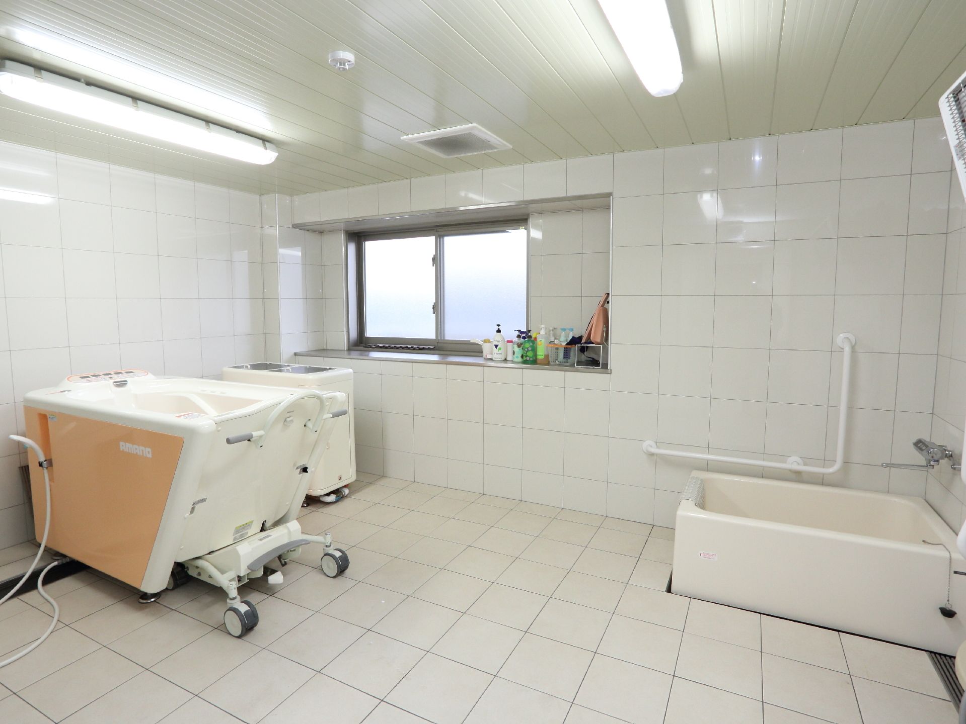 浴室には窓もあり、明るく広々として清潔。機械浴の設備や入浴介助もあり、安心してご利用いただくことができる。
