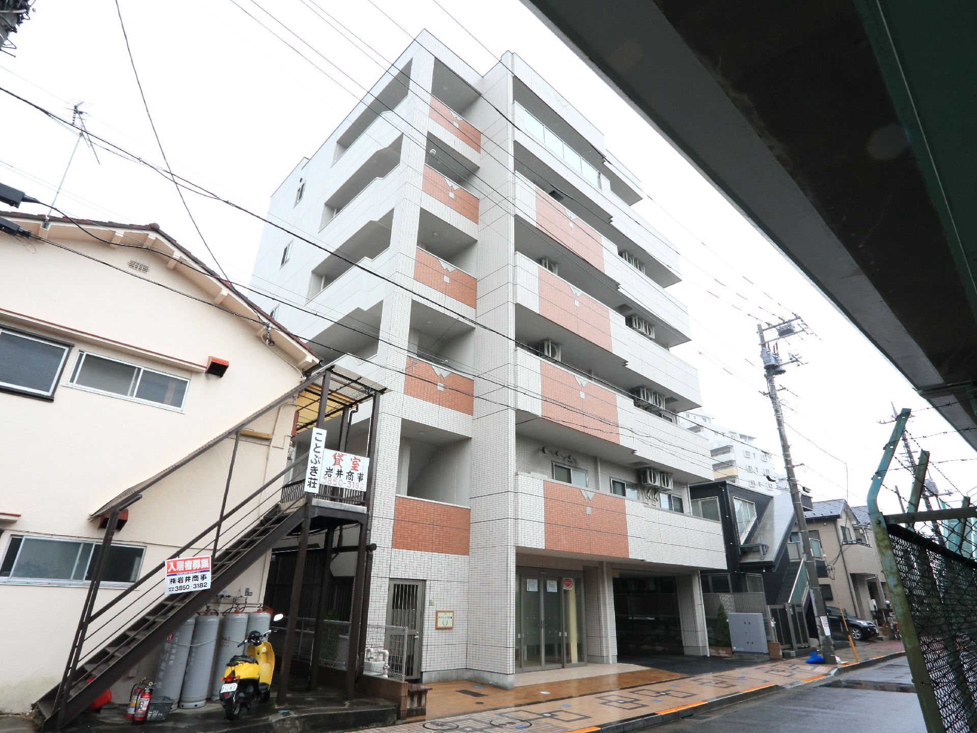 住宅地に建てられた、地域密着型の6階建ての施設外観