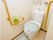 トイレの両側の壁に手すりが設置されたトイレである。トイレマット・ふたカバー・ペーパーホルダーカバーが使用されている。