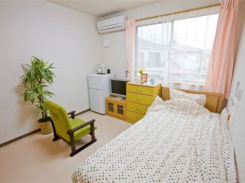 観葉植物や、暖かみのある配色の家具を効率よく配置した居室