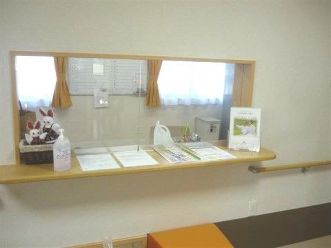 カウンターに置かれたぬいぐるみが訪問者を迎える施設の受付