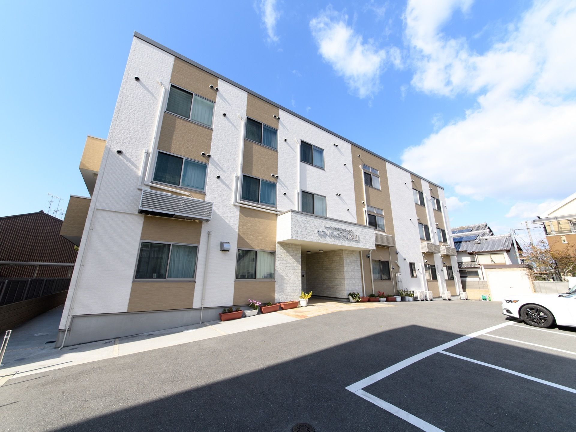 施設の周囲には一般住宅が立ち並んでいる。日差しを遮るような高いビルは付近にない。静かな場所に立地している。