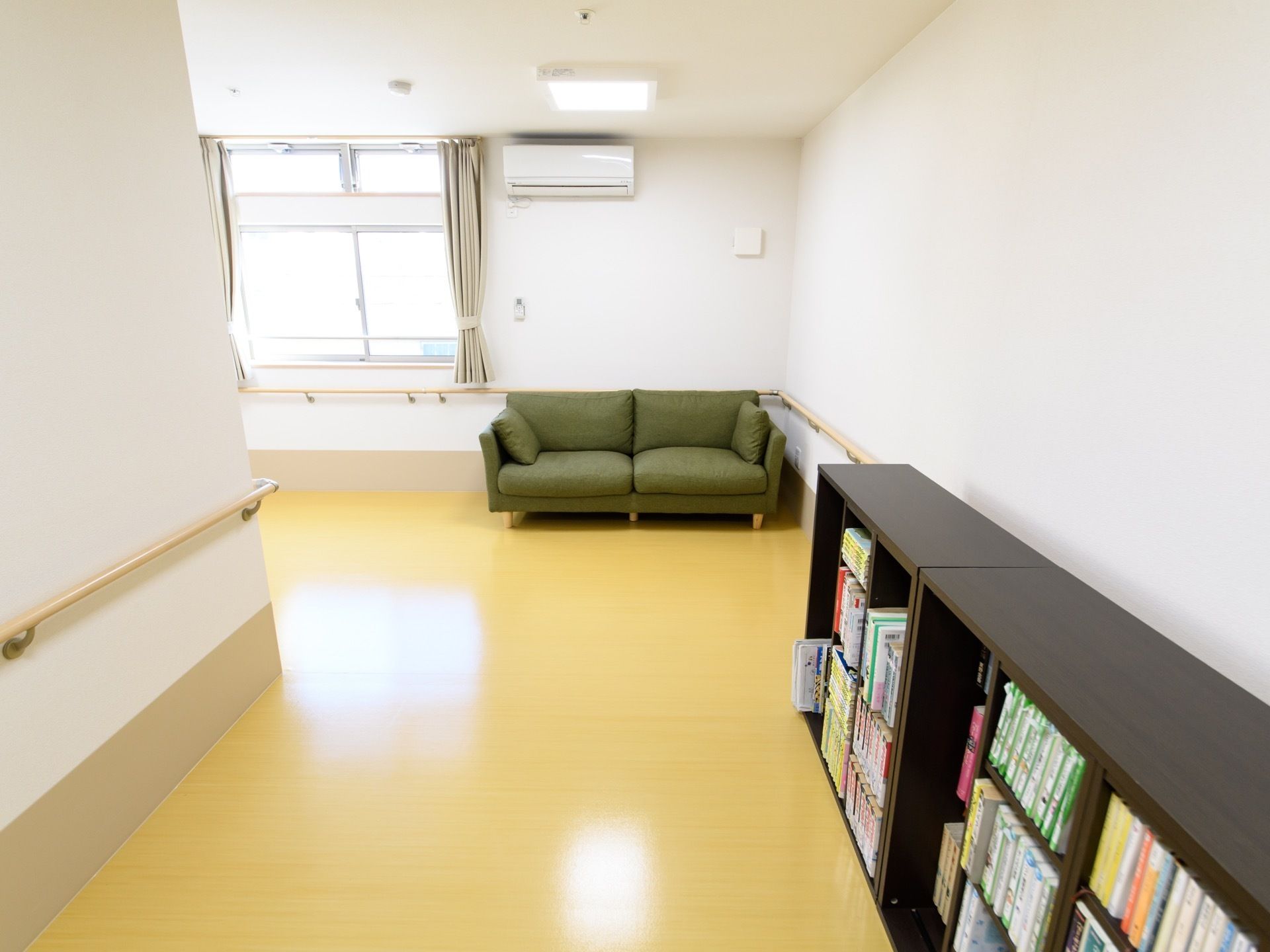 談話室の窓からは自然光がたくさん室内に入る。夜間のプライバシー保護のためにカーテンを設置している。日光浴もできる。