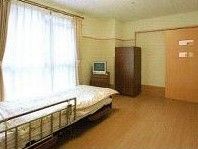 明るい個室のベッドルーム
