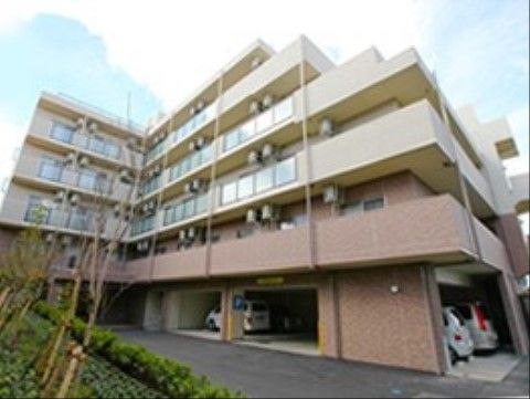 屋上や１階に駐車スペースを完備した５階建て施設の外観