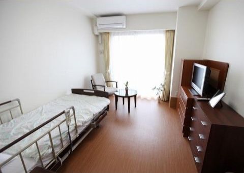 入居者様のお好みにレイアウトされた窓やエアコンを設置した居室