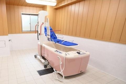 広いスペースが確保されている浴室に置かれた、機械浴装置
