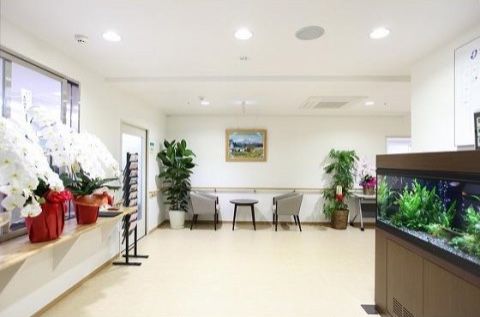 水槽が設置されカウンターに祝いの花が並べられたエントランス
