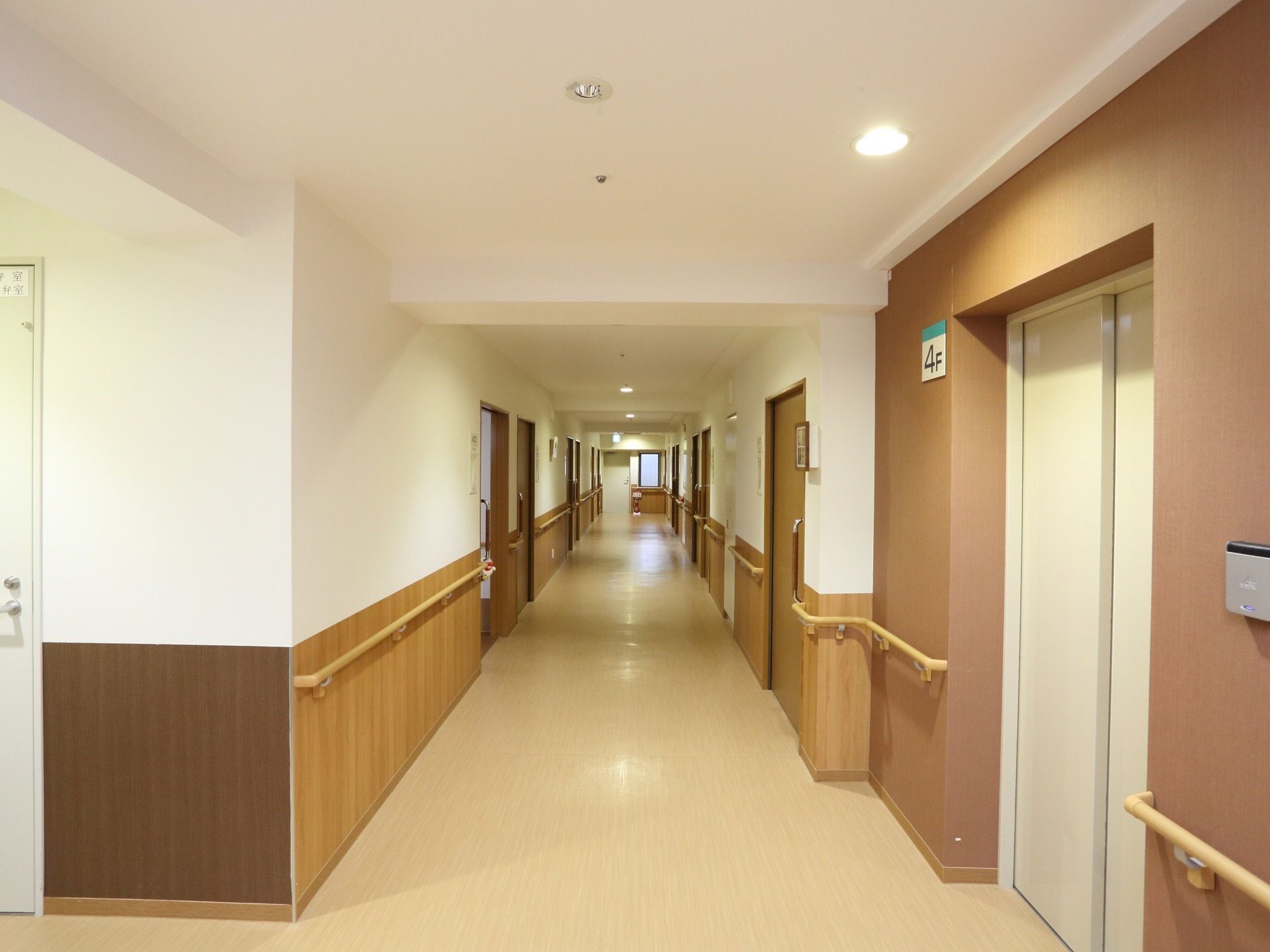 廊下の壁面には手すりが設置されている。つかまりながら移動できるので、安全に廊下を通行することができる。