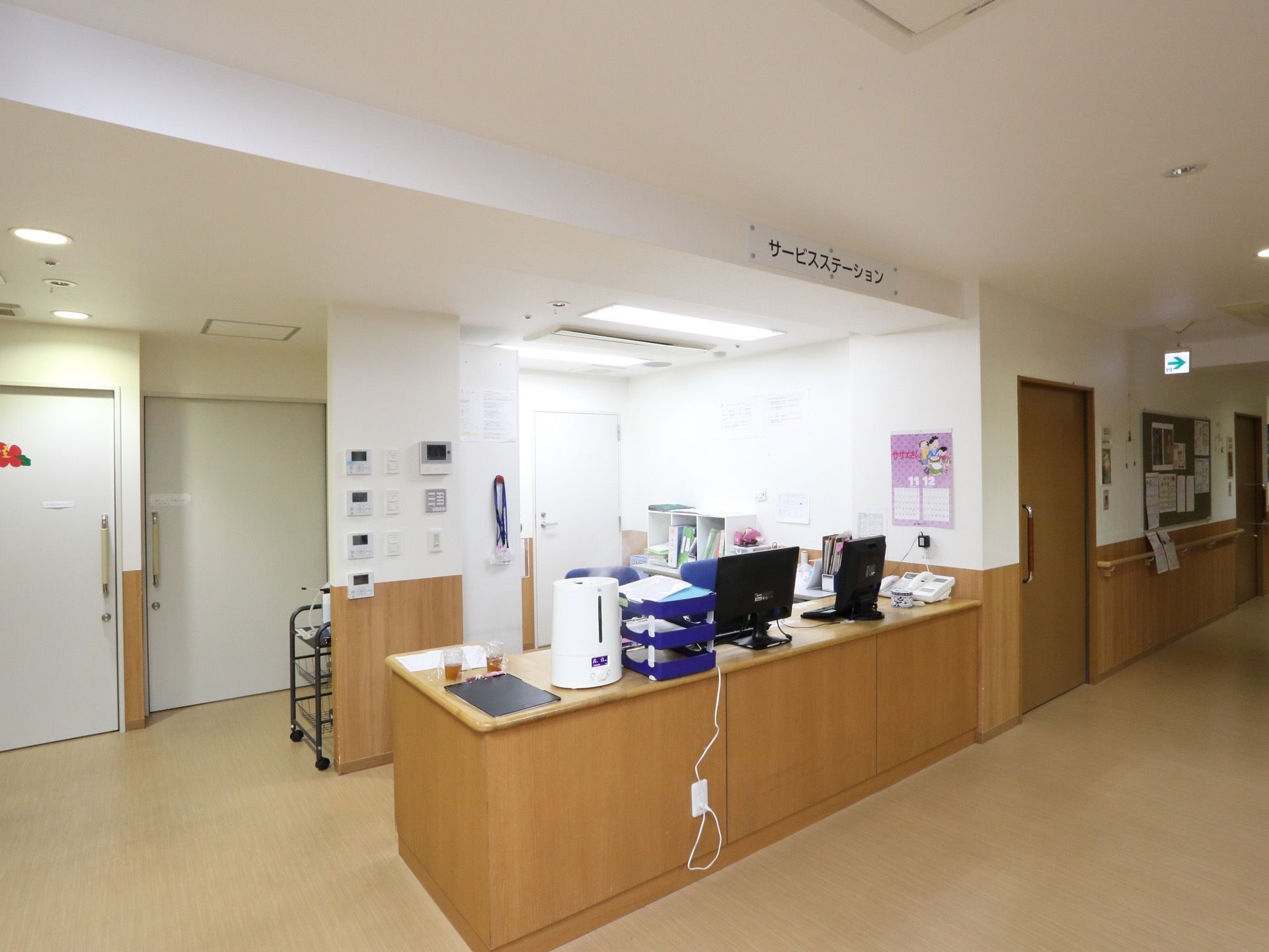 カウンターの中にスタッフが在中しており、入居者様の安全を確認している。相談などしやすいように、オープンな造りである。