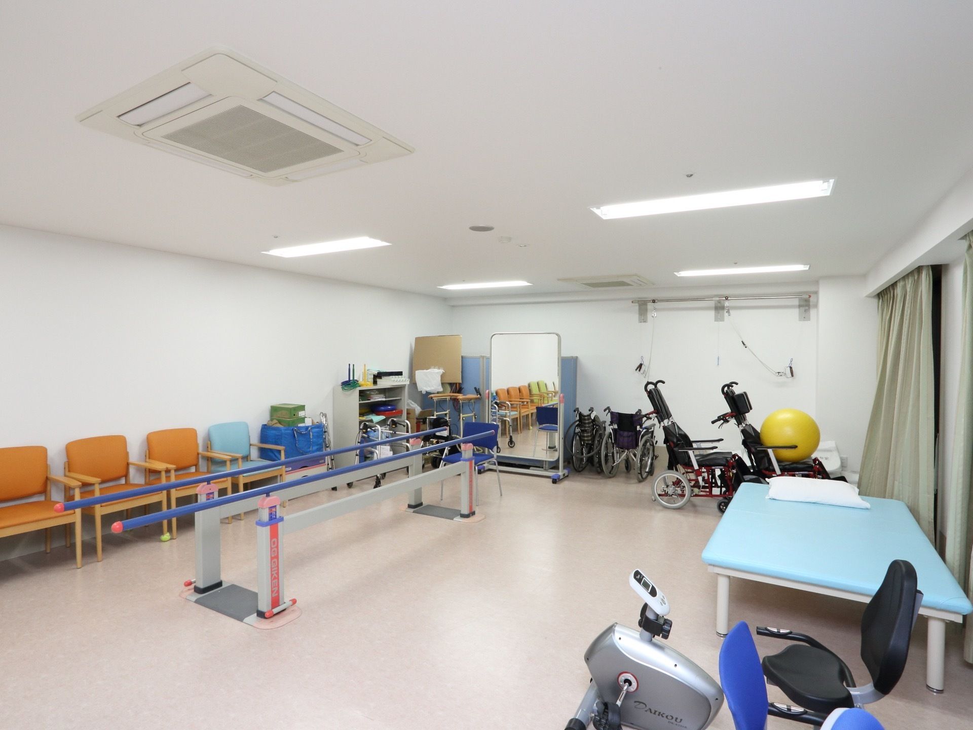 施設内に機能訓練室がある。歩行訓練器やバイクマシンが置かれている。椅子も配置し、休憩も取ることができる。