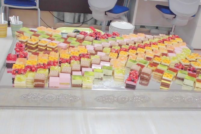 テーブルに並ぶ、色とりどりのケーキ