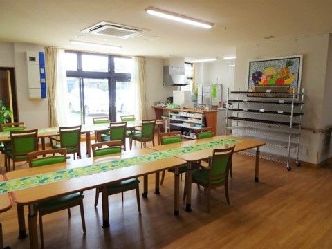 「サービス付き高齢者向け住宅 長楽」の食堂。長いテーブルは、一人分のスペースにも配慮している。
