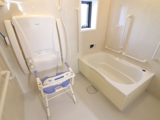 補助器具付きの浴室