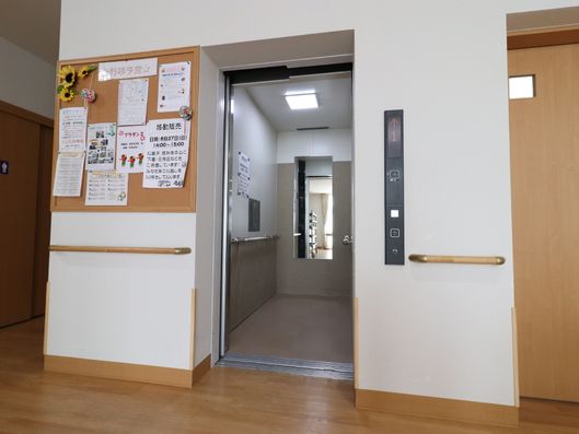 エレベーターと掲示板