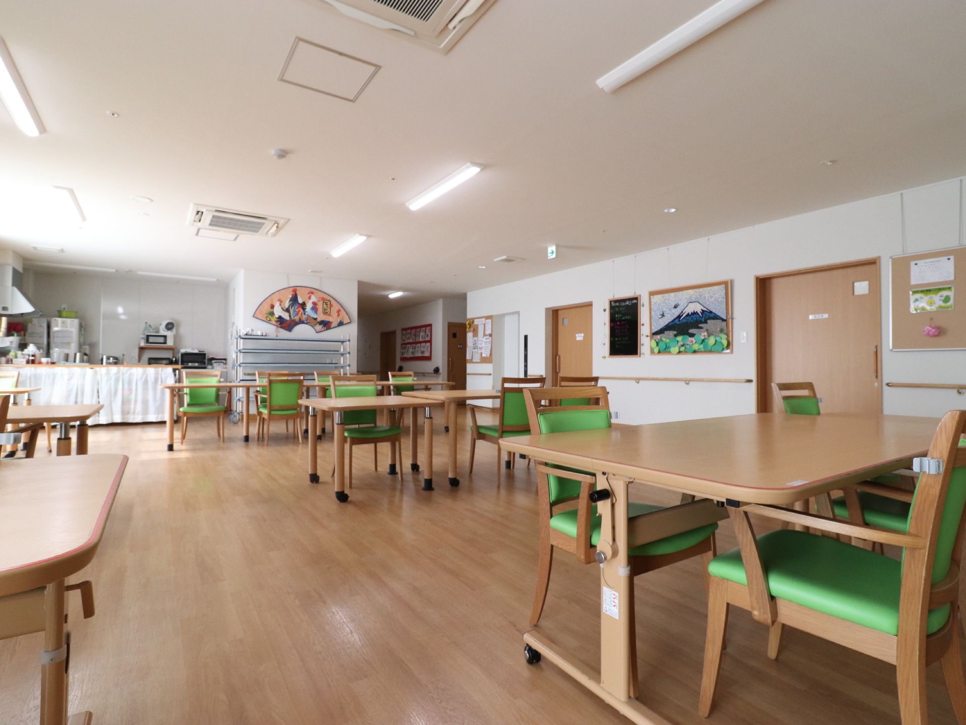 共有スペースの壁には、様々な芸術作品が飾られており、大小様々なものがあって、全体的に彩が豊かになっている。
