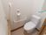 居室のトイレにはしっかりした手すりが設けられており、立ち座りをサポートしてくれる。呼び出しボタンも設置されているので安心できる。