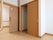 部屋にはクローゼットがある。引き戸式で十分な高さと幅があるので収納に便利である。中にはハンガーポールがついている。