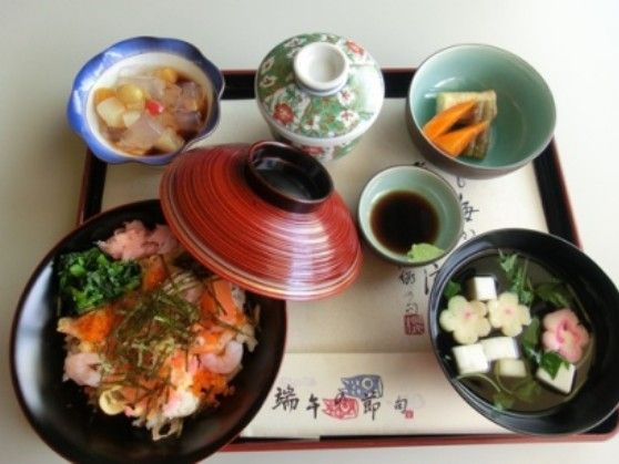 「エルダーホーム松戸」のお食事。混ぜご飯も、色彩が良く美味しくいただける。