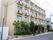 施設は4階建てで、マンションのような外観となっている。1階入り口の周りには木々が植えられ、プランターなども置かれている。