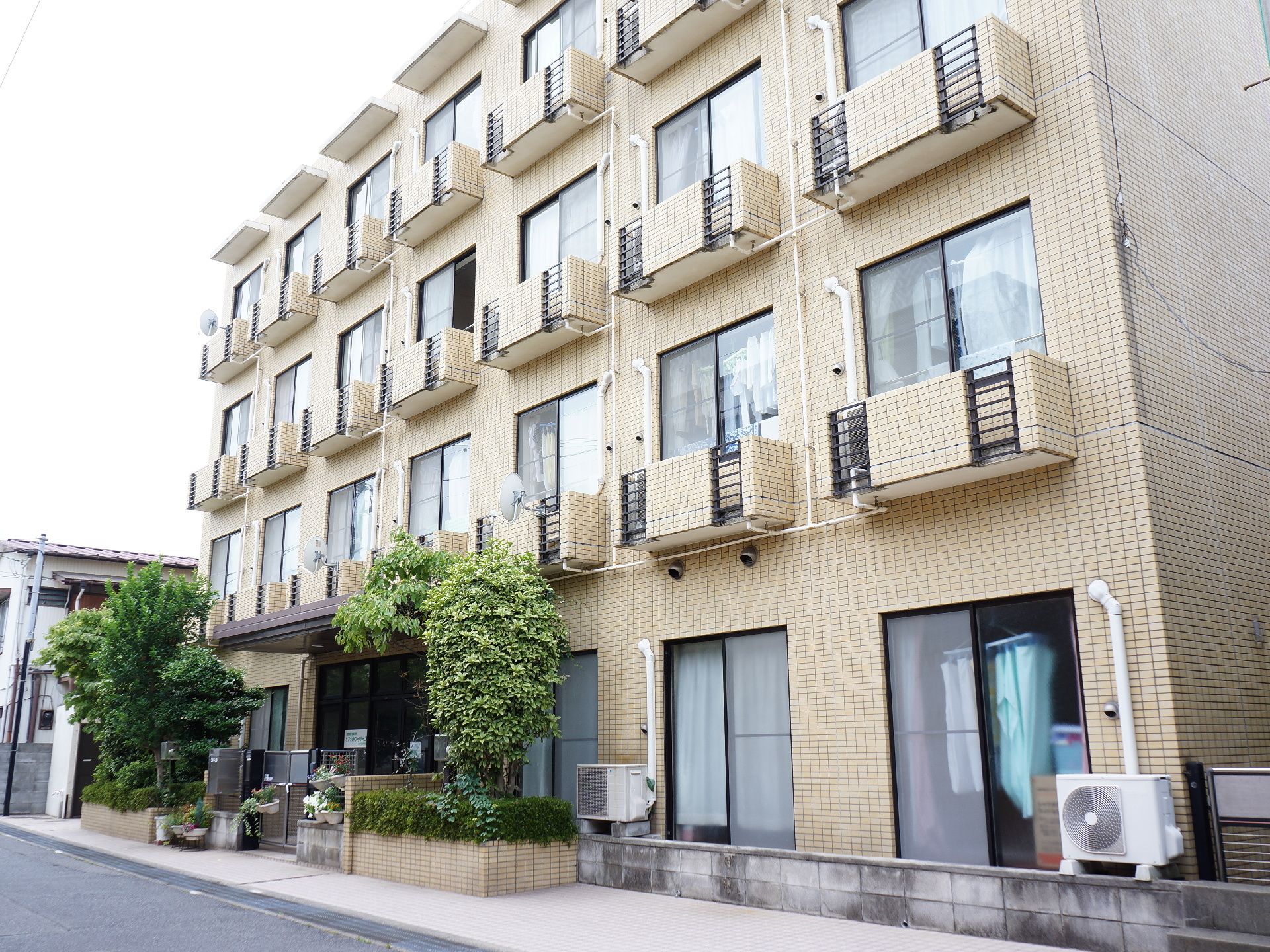 施設の建物は、道路沿いに建てられている。2階から4階は横に7部屋あり、それぞれベランダが付いている。
