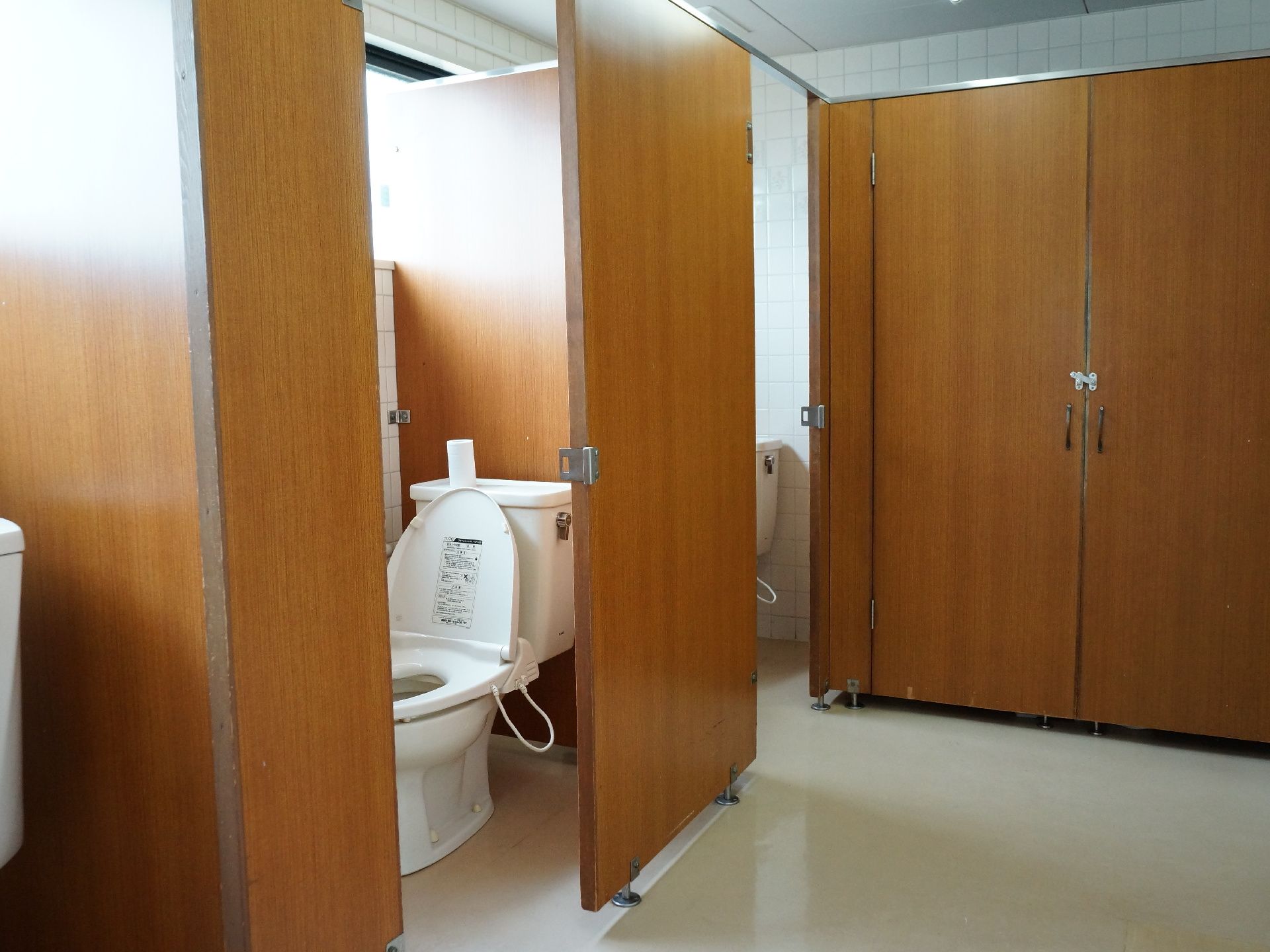 共有トイレは複数あるためトイレ待ちがなく便利に利用できる。個別にはそれぞれドアがついており、プライバシーが守られる。