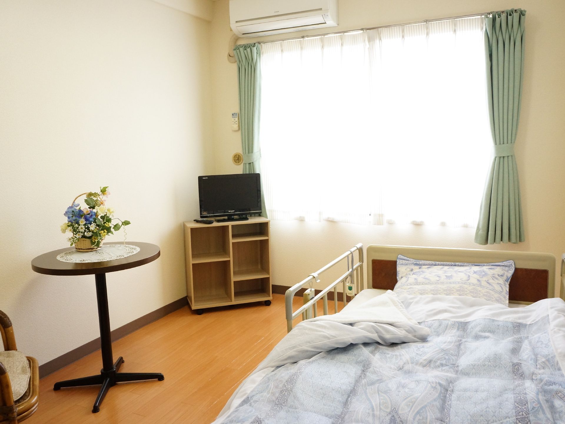 エアコンやテレビ、テレビ台が設置された個室。一人の時間を快適に過ごせる部屋になっている。ベッドやテーブルなどを置いても十分な広さ。