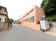 静かな住宅街に位置する施設外観