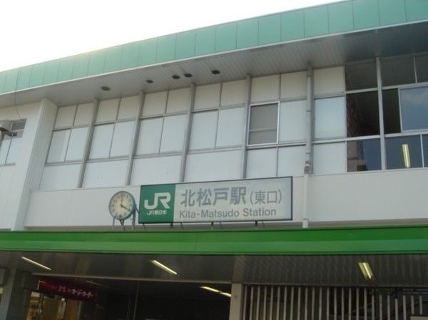 「エルダーホーム上本郷」の周辺の駅。緑と白の建物が、下町の雰囲気を漂わせる。