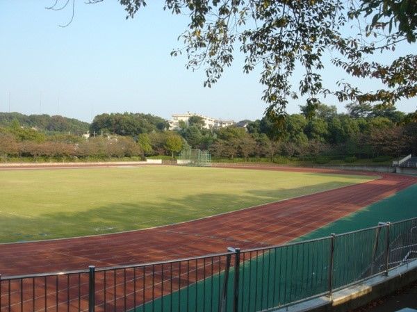 「エルダーホーム上本郷」の周辺公園。運動公園は広く、体全体を動かしやすい場所となっている。