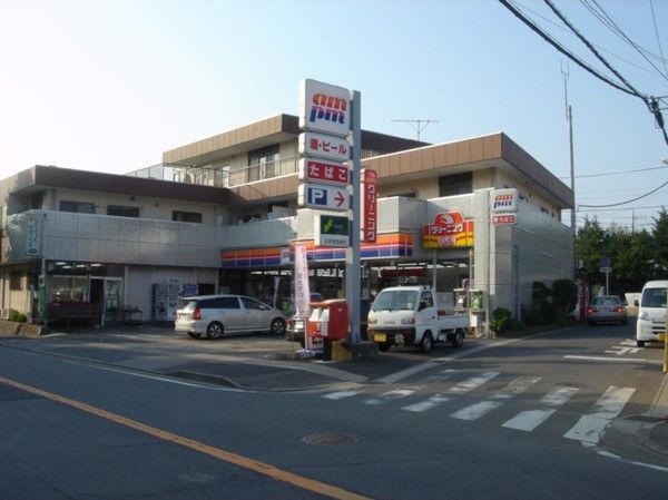 「エルダーホーム上本郷」の周辺のコンビニ。駐車場付きの、普通のコンビニである。