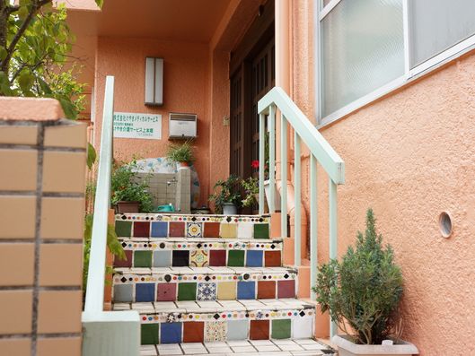 施設入り口の階段