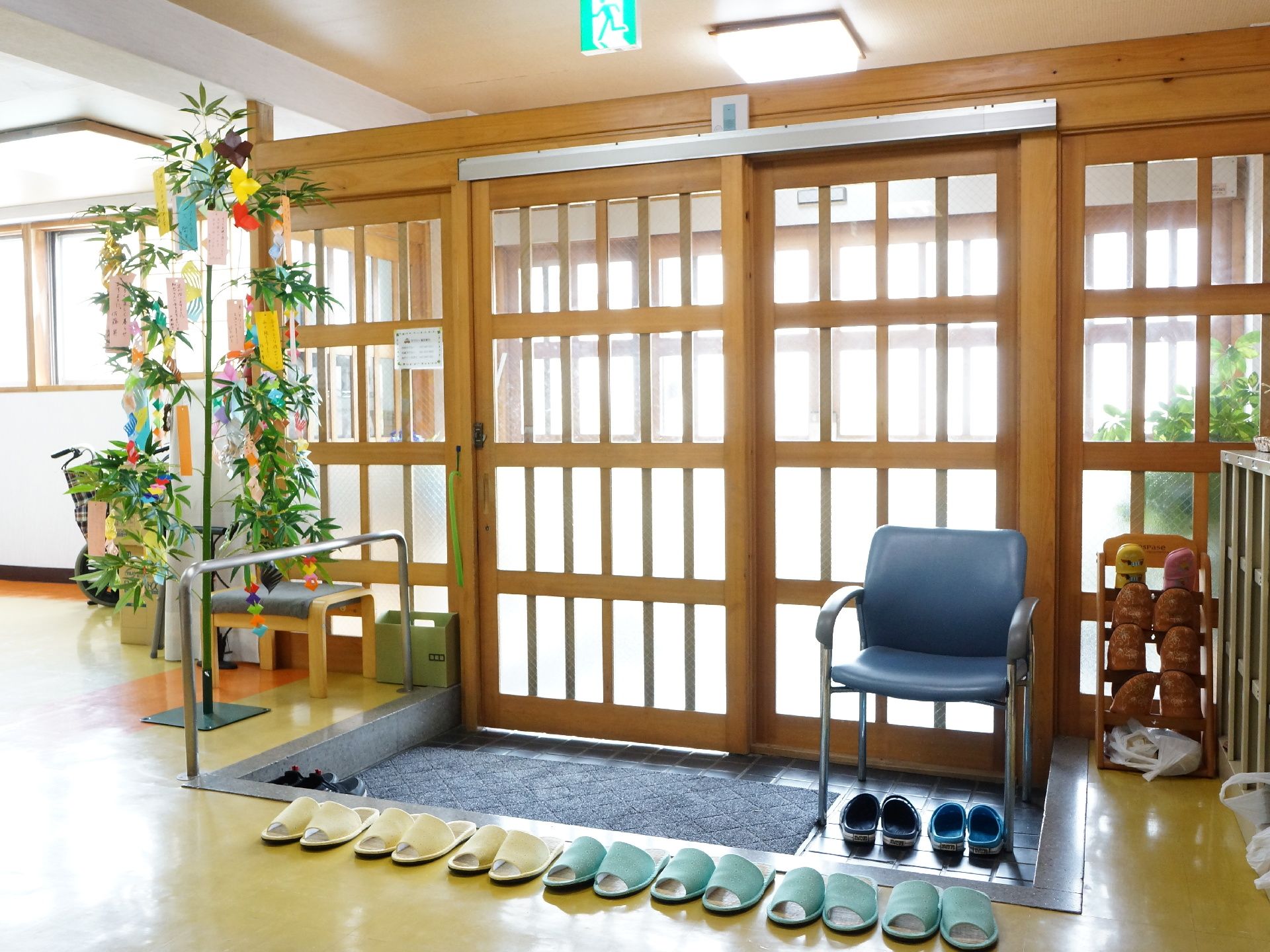 玄関を入ると広々としたエントランスホールになっており、スリッパや椅子が用意されている。七夕の笹が季節を感じさせる。