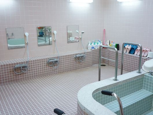 タイル張りの浴室。