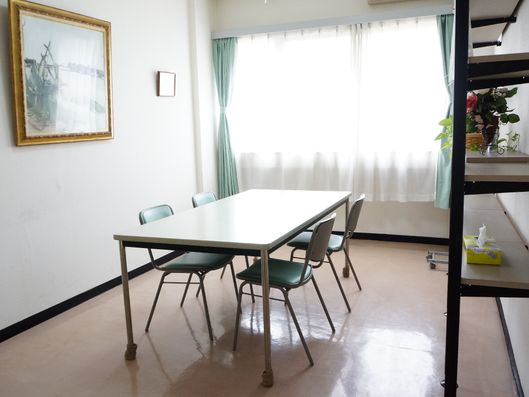 テーブルセットの置かれた室内