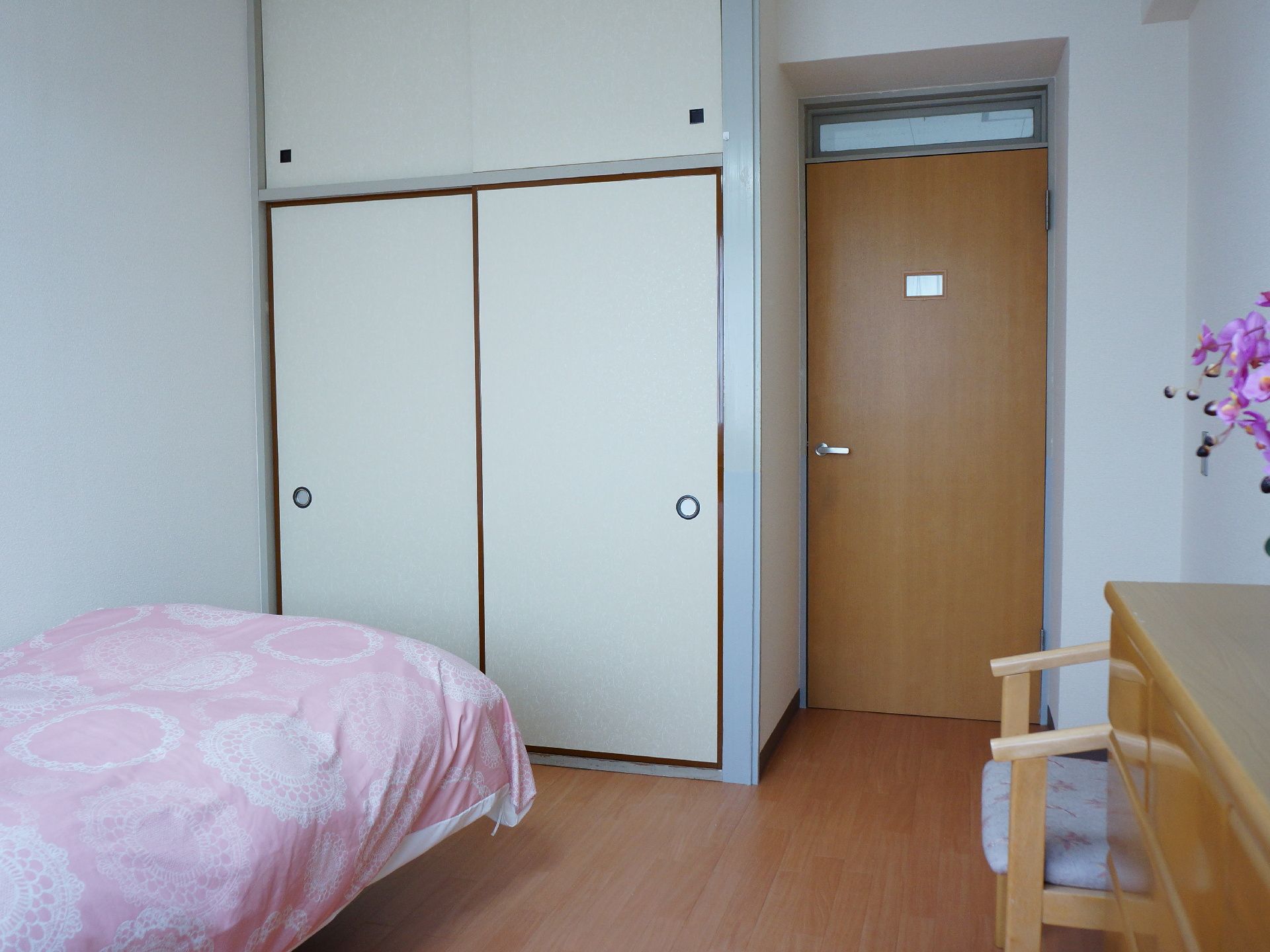 各居室のドアを入ると手前には大きな収納がある。部屋にはベットや棚、冷暖房を完備。カーテンや家具の配置など自由にアレンジ可能。
