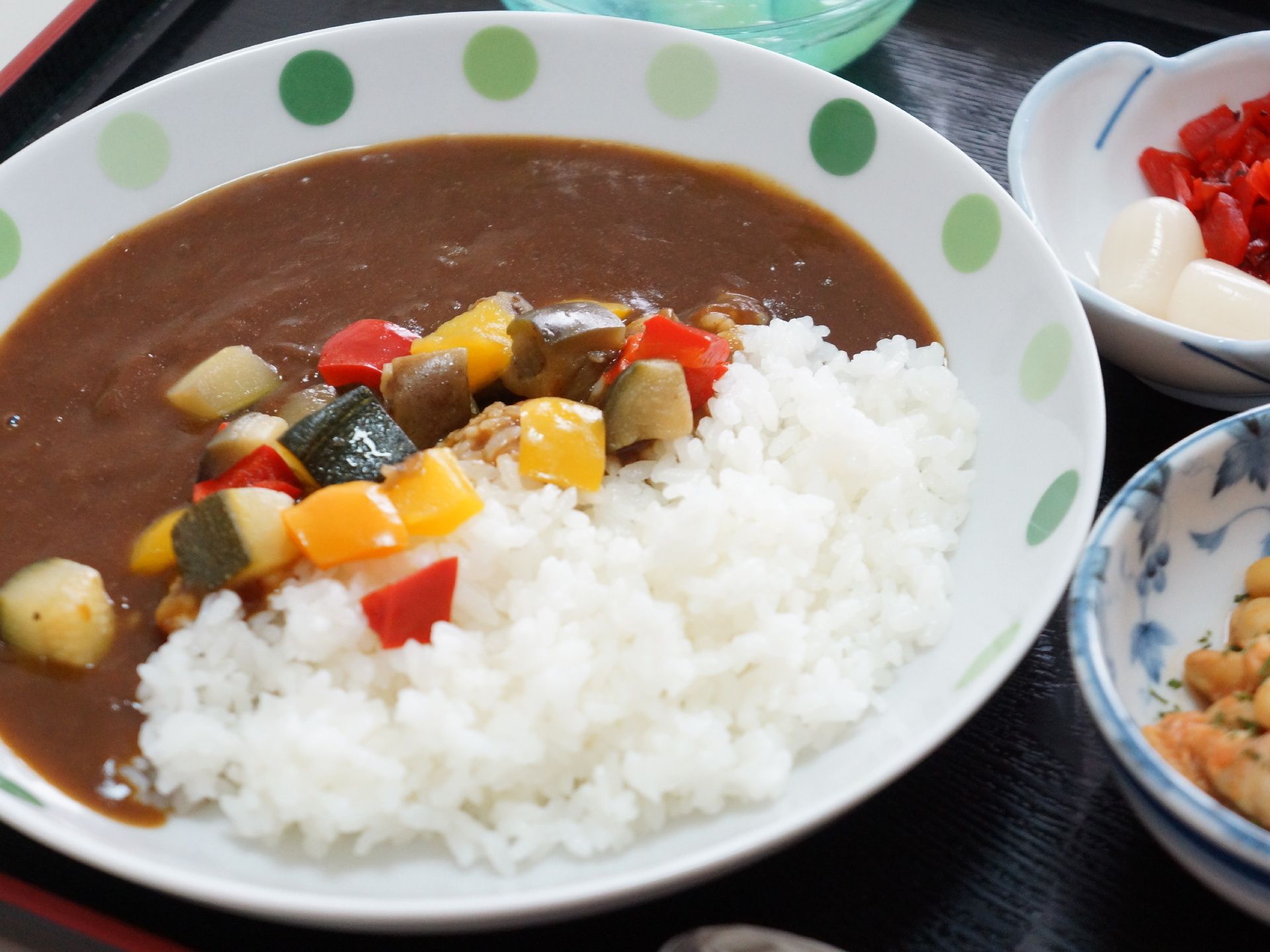食事は給食センターから届けられており、衛生面はもちろん栄養やおいしさににこだわり、出来立てを食べていただけるよう考えられている。
