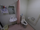 介護施設のトイレと洗面所の内部