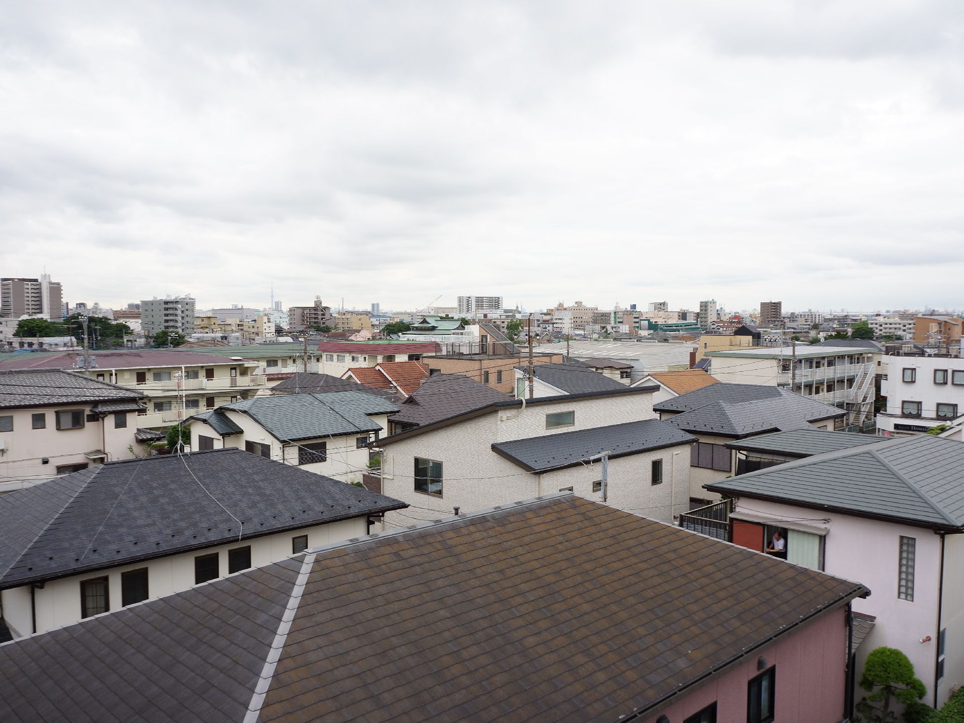 施設の周りにはあまり高い建物がなく、3階建ての屋上からは家々の屋根や遠くの建物まで見渡すことが出来る。