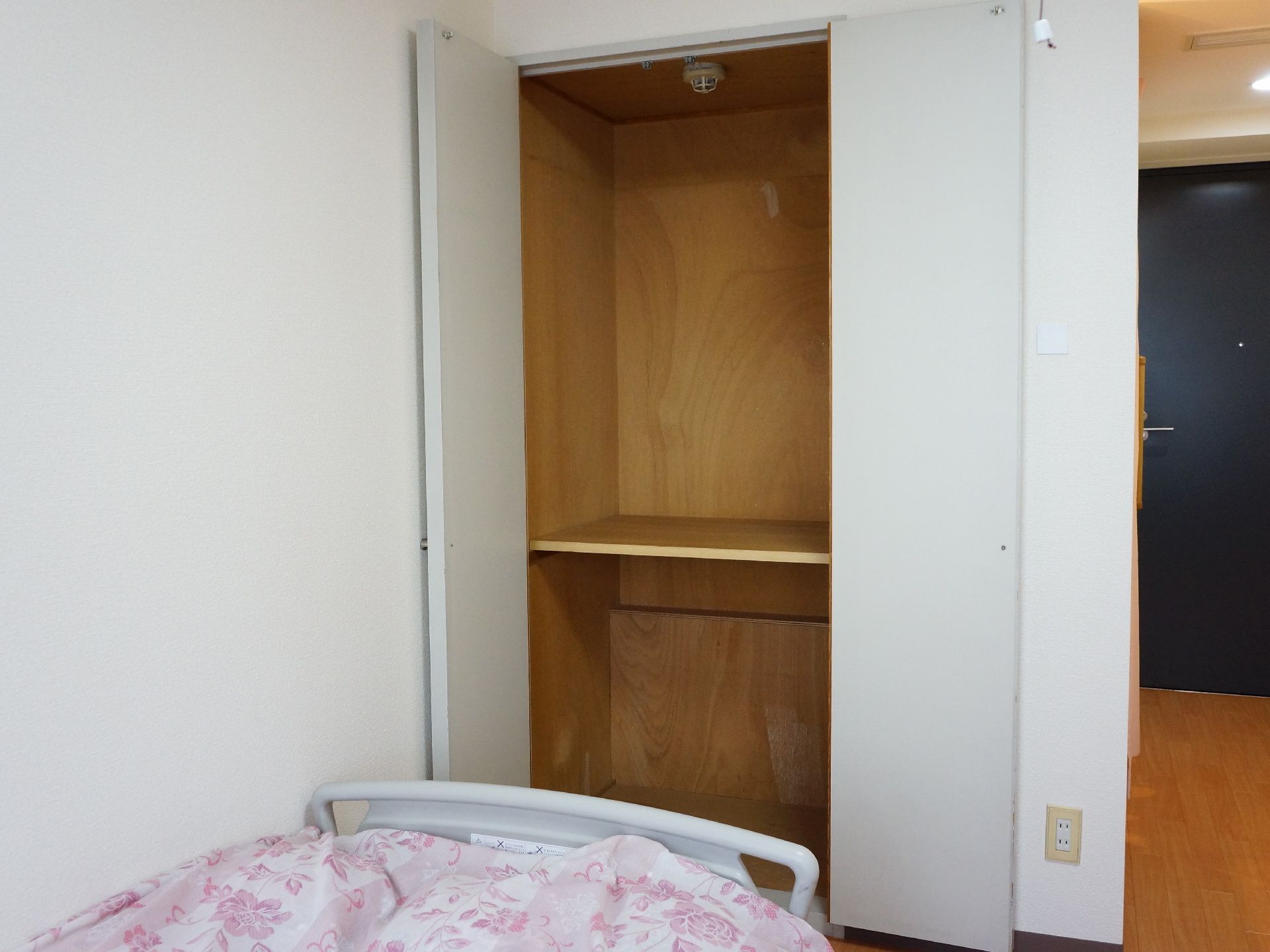 各部屋にはクローゼットが造りつけられている。また、居室、トイレには非常呼び出し設備がついていて、安心して暮らすことが出来る。