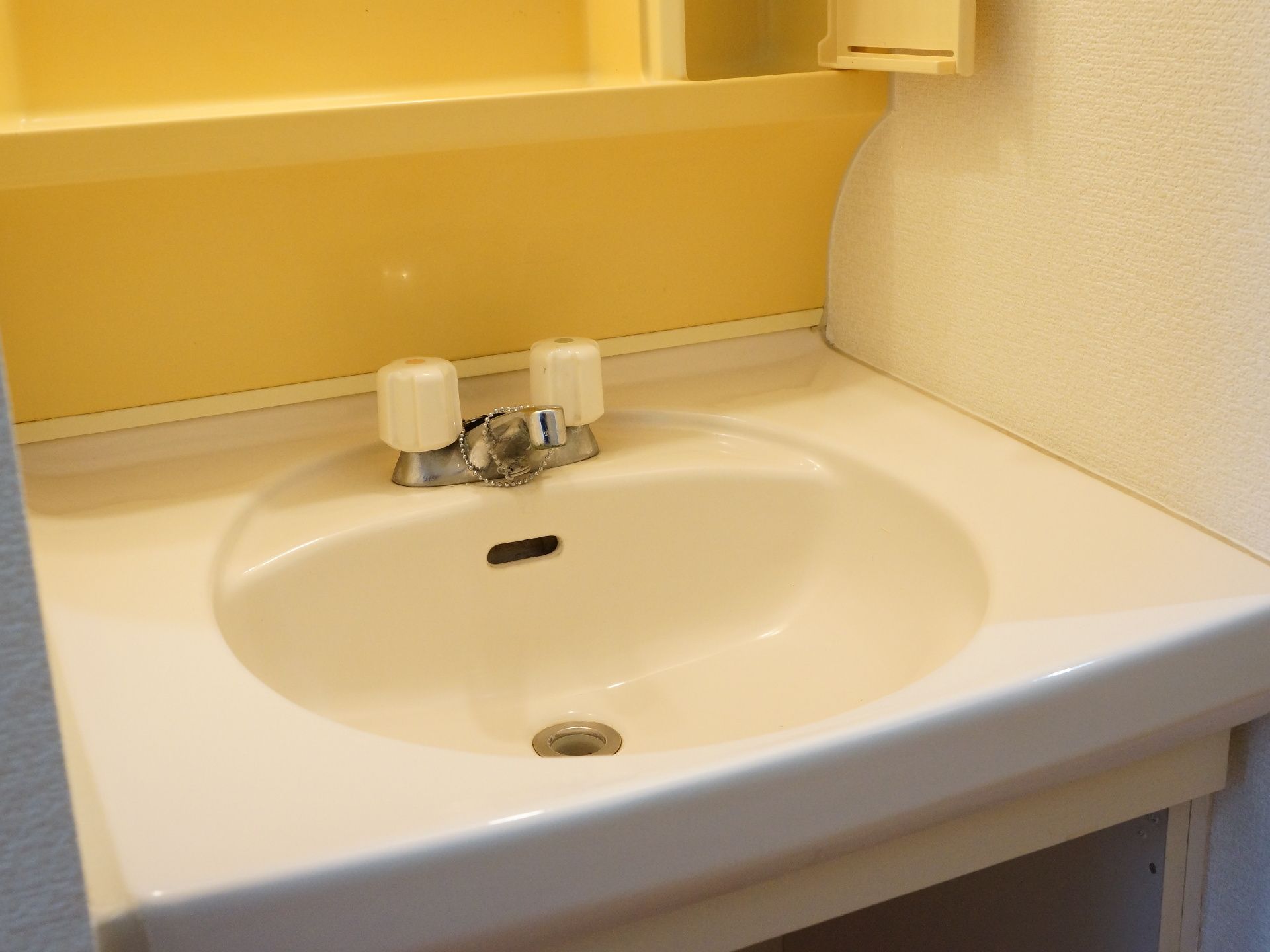 各部屋には清潔な洗面台が設置されており温水も利用できる。鏡や棚などもついていて、部屋で身支度を整えることが出来る。