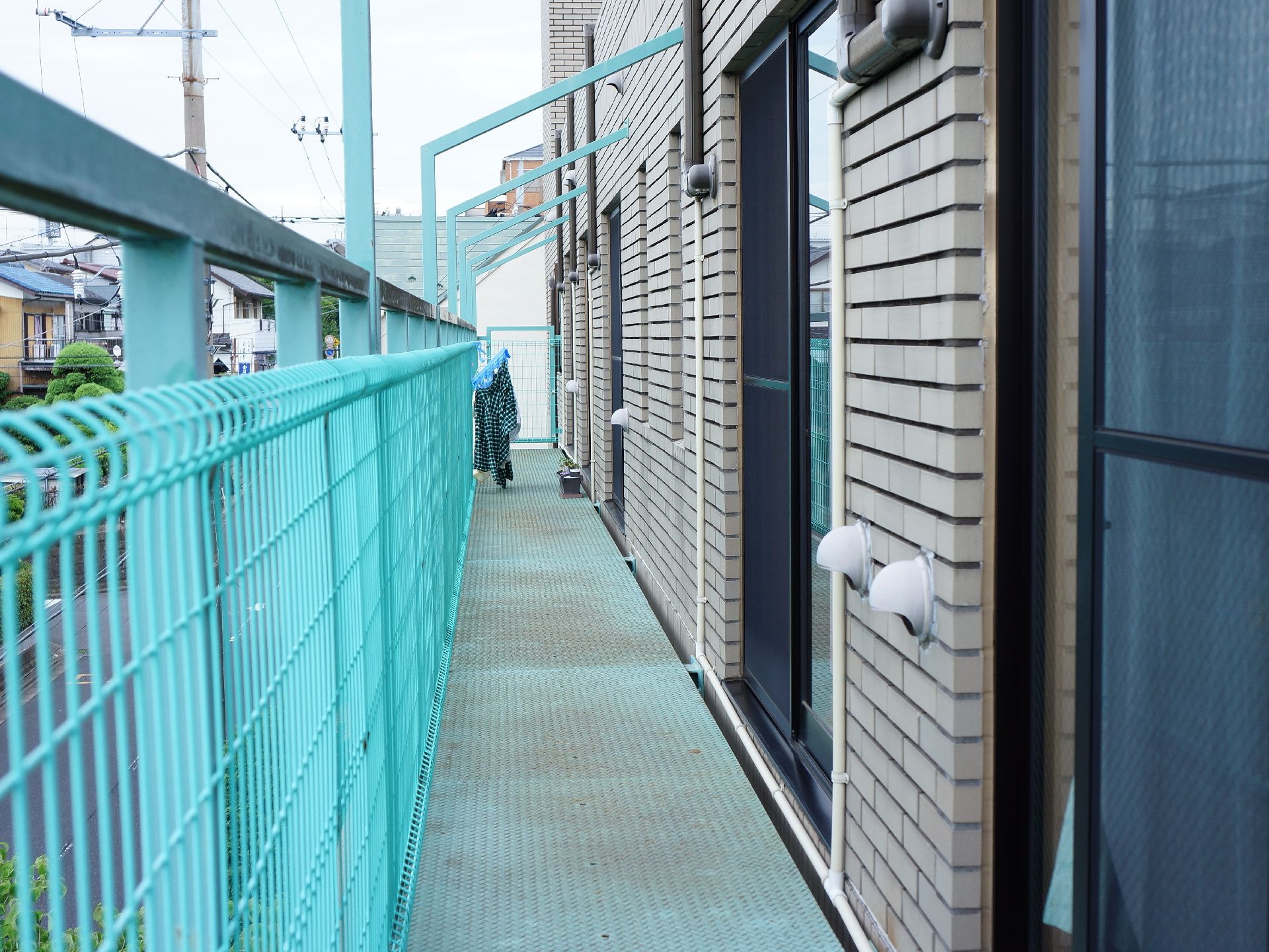 建物の周囲にはぐるりとベランダが設置されておりいろいろな場所から出ることが出来る。高めのフェンスで安全に配慮されている。