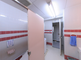 清潔で明るいトイレ施設の内部