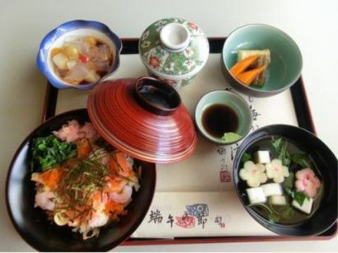 ちらし寿司と吸い物、小鉢が2つと茶碗蒸しの添えられた端午の節句の食事