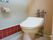 明るいデザインのトイレは壁がタイル張り。清潔に保たれている。24時間常駐のスタッフによる排泄介助も行われる。