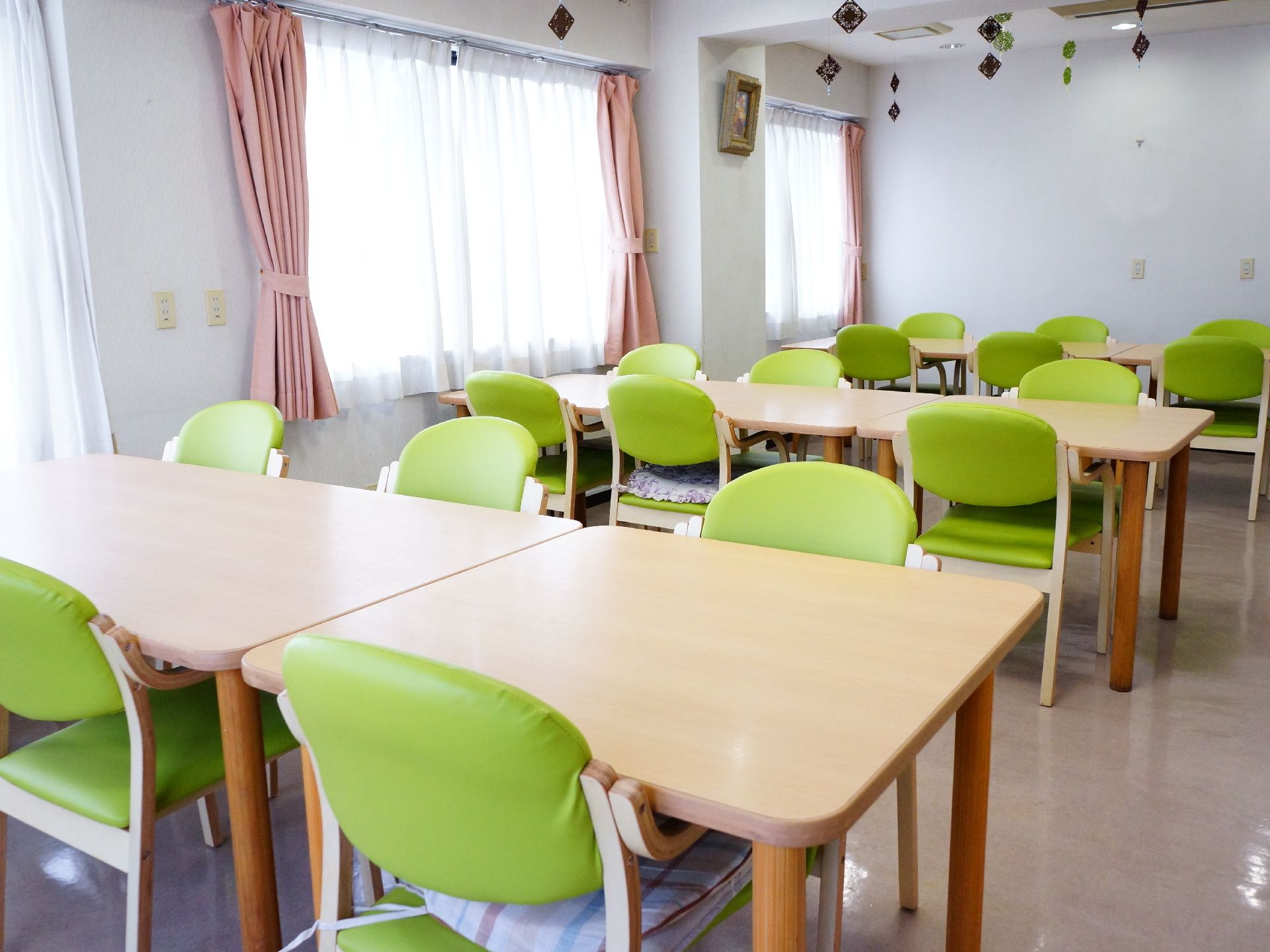 明るく広々とした食堂は常に清潔に保たれている。壁にかけられたテレビを見ながら食事を楽しむことが出来る。