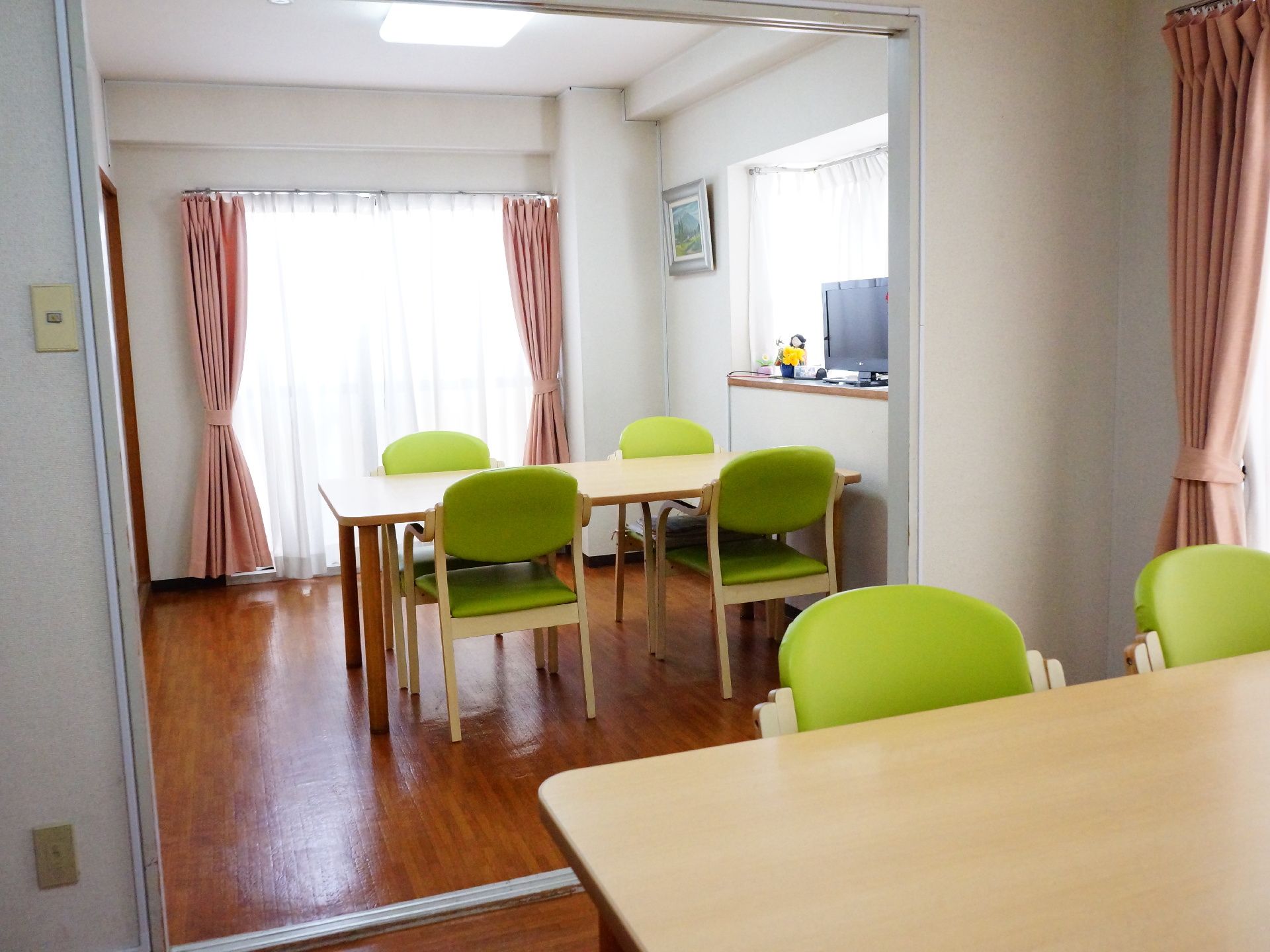 食堂の一部にＴＶも完備した4人掛けのテーブルのある個室にできる個所を設置。利用者の家族が遊びに来た際にも利用が出来る。