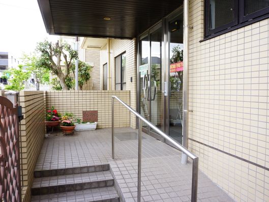 安全を考えた施設入り口